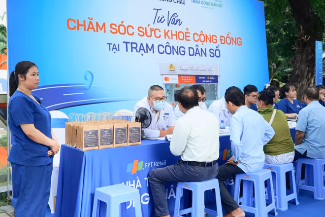 Người dân thăm khám sức khỏe tại "Trạm công dân số" phường Tân Hưng. (Ảnh: CTV)