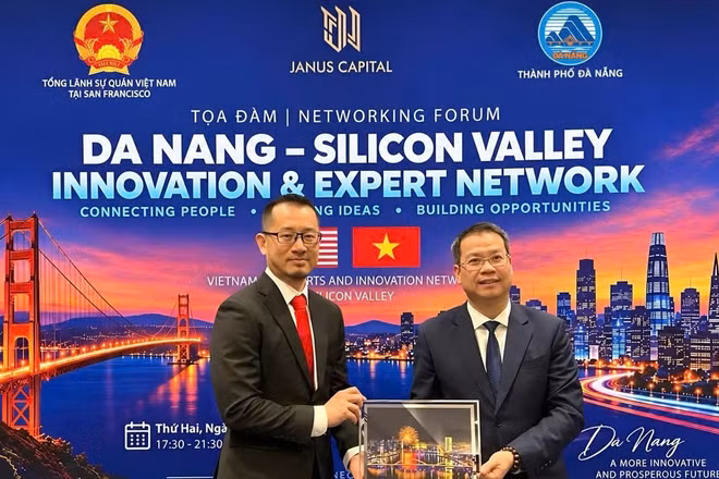 Chủ tịch Ủy ban nhân dân thành phố Đà Nẵng Nguyễn Mạnh Hùng trao quà cảm ơn Janus Capital. (Ảnh: CTV)