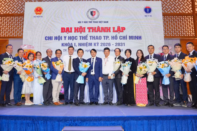 Ban Chấp hành Chi hội Y học Thể thao Việt Nam Thành phố Hồ Chí Minh, nhiệm kỳ I (2026-2031) ra mắt Đại hội. (Ảnh: TRỌNG ANH)