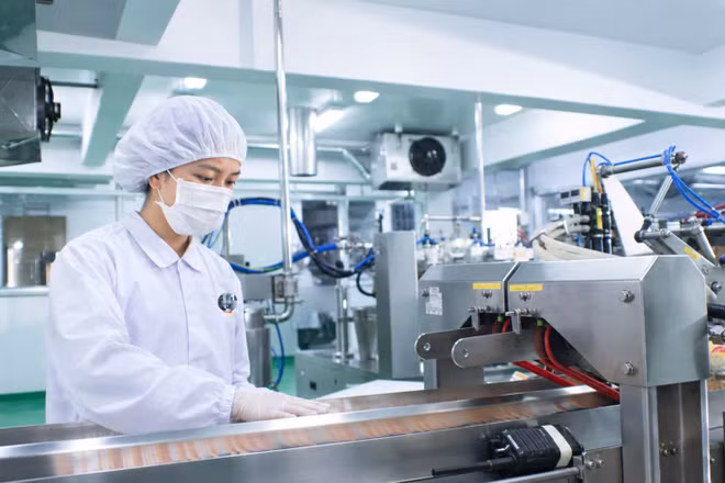 Công nhân sản xuất trong nhà máy tại Khu chế xuất, Khu công nghiệp Thành phố Hồ Chí Minh. (Ảnh: Quang Quý)