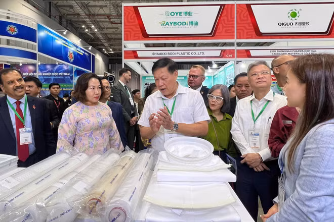 Thứ trưởng Y tế Đỗ Xuân Tuyên cùng đại diện các đơn vị tham quan gian hàng triển lãm. (Ảnh: CTV)