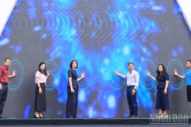 Đại diện Ban Tổ chức cùng các đại biểu thực hiện nghi thức khai mạc Festival tân sinh viên chuyển đổi xanh 2026. (Ảnh: TẠ HẢI)
