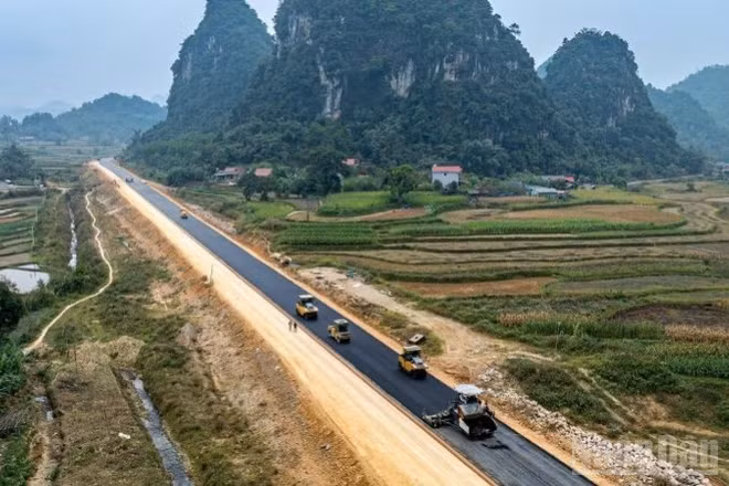 Dự án đường cao tốc Đồng Đăng-Trà Lĩnh đã cơ bản hoàn thiện nền, mặt đường quy mô 2 làn xe; công trường đang tổ chức thi công mở rộng nền, mặt đường theo quy mô hoàn thiện 22m, 4 làn xe chạy và 2 làn dừng khẩn cấp có châm chước. (Ảnh: TRANG LIÊN)