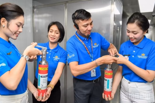 Các thí sinh trực tiếp tìm hiểu quy trình đào tạo, tiêu chuẩn nghề nghiệp và công việc của tiếp viên Vietnam Airlines. (Ảnh: TRUNG PHONG)
