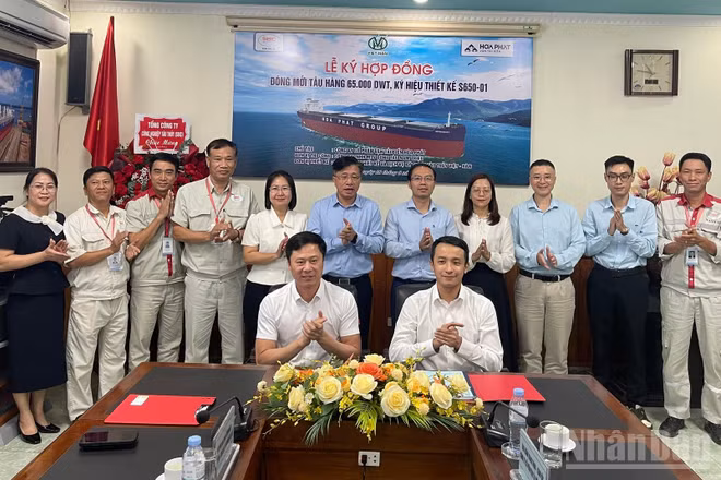 NASICO ký hợp đồng đóng mới tàu hàng 65.000DWT, ký hiệu thiết kế S650-01 cho đối tác Công ty cổ phần Vận tải biển Hoà Phát. (Ảnh: HỒNG TRÂM).