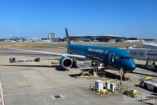 Máy bay Vietnam Airlines tại sân bay Heathrow (Vương quốc Anh). (Ảnh: TRUNG PHONG)