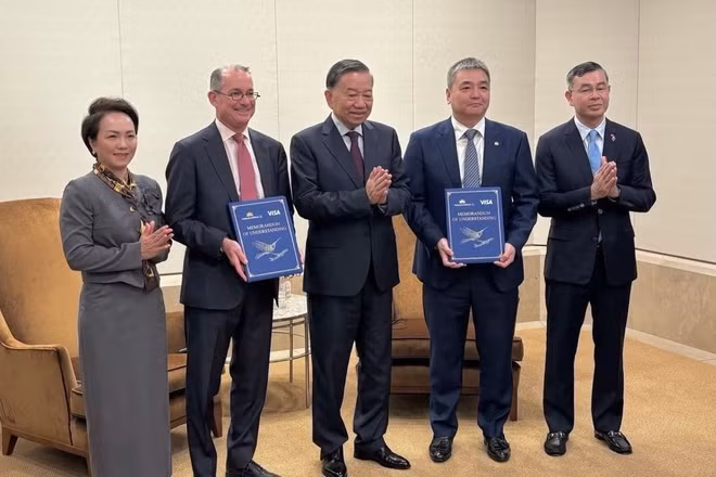 Ông Lê Trường Giang, Thành viên Hội đồng quản trị Vietnam Airlines và ông Robert B. Thomson, Phó Chủ tịch cấp cao, Giám đốc Quan hệ chính phủ toàn cầu Visa trao MOU tại buổi tiếp riêng với Tổng Bí thư, Chủ tịch nước Tô Lâm. (Ảnh: TRUNG PHONG)