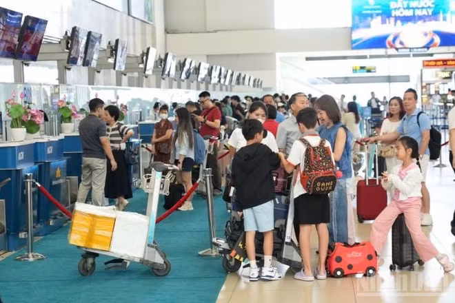 Cảng hàng không quốc tế Nội Bài ghi nhận sản lượng vận chuyển thực tế ngày 3/5 tăng trưởng kỷ lục, đạt gần 118 nghìn lượt khách.