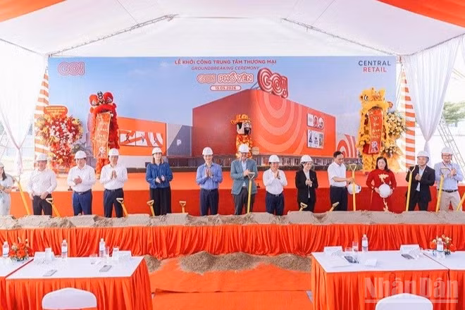 Các đại biểu thực hiện nghi lễ khởi công dự án Trung tâm thương mại GO! Phổ Yên.