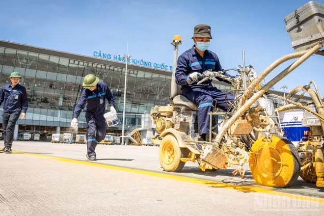 Dù dưới chân là nền nhiệt 71 độ C, bên trên nắng xối cháy da, nhưng tất cả các công đoạn vẫn được triển khai tỉ mẩn, tuân thủ nghiêm ngặt quy trình an toàn.