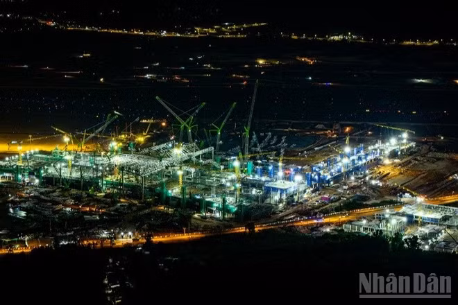 Nhịp độ thi công bất kể ngày đêm tại những đại công trường APEC 2027 đang biến Phú Quốc trở thành “thành phố ánh sáng”.
