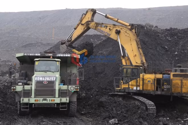 Công ty Than Hà Tu bốc xúc than đi chế biến, tiêu thụ.