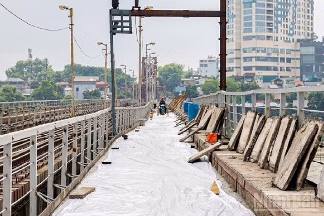 Các đơn vị thi công sửa chữa cầu Long Biên đang tiến hành chỉnh trang, hoàn thiện các hạng mục cuối cùng còn lại, phấn đấu “về đích”, thông cầu ngày 27/5 tới.