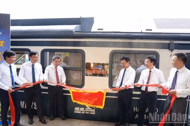 Các đại biểu cắt băng ra mắt đoàn tàu chuyên xa hiện đại, tích hợp công nghệ số.
