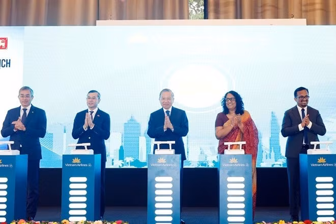 Tổng Bí thư, Chủ tịch nước Tô Lâm cùng các đại biểu thực hiện nghi thức công bố mở đường bay thẳng Thành phố Hồ Chí Minh-Colombo. 