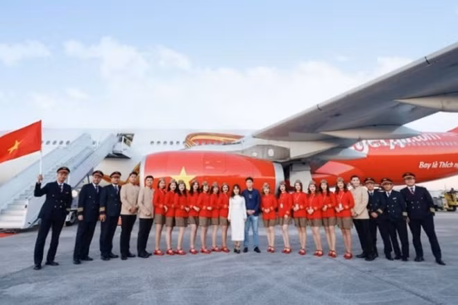 Trong sắc đỏ rực rỡ lấp lánh ngôi sao vàng kiêu hãnh, những tiếp viên hàng không Vietjet tỏa sáng bằng vẻ đẹp tự tin, chuyên nghiệp và đầy cảm hứng.
