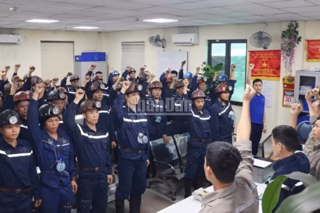 Thợ mỏ Hạ Long hô vang An toàn trước giờ vào ca sản xuất.