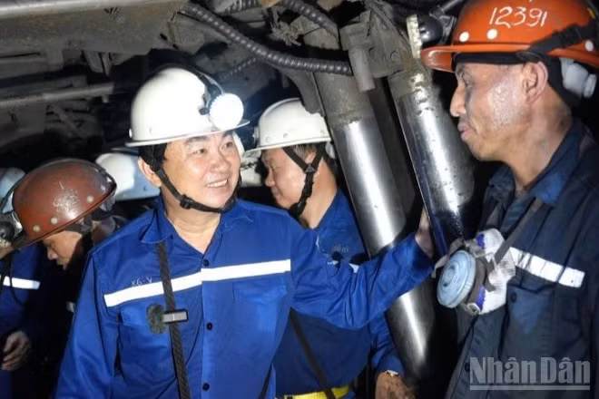 Bí thư Đảng ủy, Chủ tịch Hội đồng thành viên Tập đoàn Tập đoàn Công nghiệp Than-Khoáng sản Việt Nam Ngô Hoàng Ngân kiểm tra hiện trường sản xuất tại Lò chợ giá xích M6-6A VM do Phân xưởng Khai thác 7 (Công ty Than Mông Dương) quản lý.