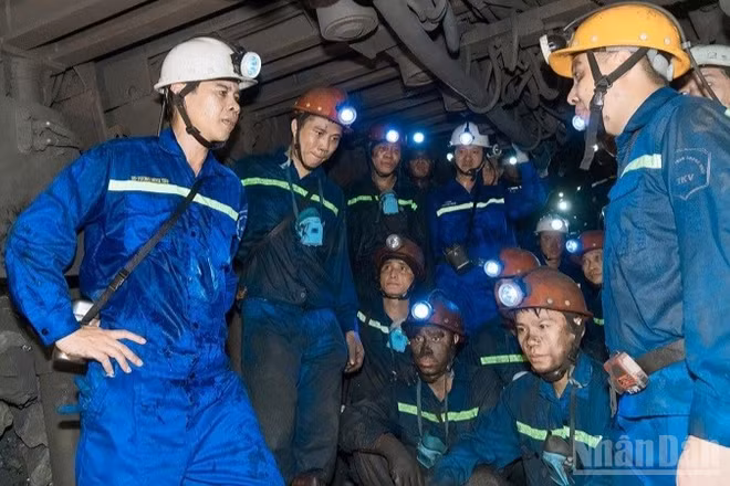 Lãnh đạo Công ty Than Thống Nhất-TKV kiểm tra sản xuất và động viên cán bộ, công nhân làm việc trong hầm lò.