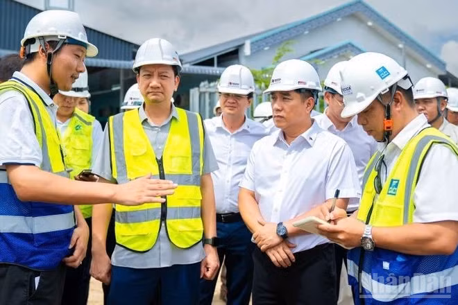 Đoàn công tác của Cục Đường bộ đi kiểm tra hiện trường dự án mở rộng đường cao tốc Thành phố Hồ Chí Minh-Trung Lương-Mỹ Thuận.