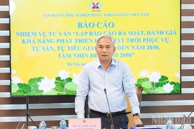 Tổng Giám đốc Tập đoàn Công nghiệp Than-Khoáng sản Việt Nam (TKV) Vũ Anh Tuấn làm việc, nghe báo cáo về phát triển điện mặt trời phục vụ tự sản, tự tiêu trong Tập đoàn.