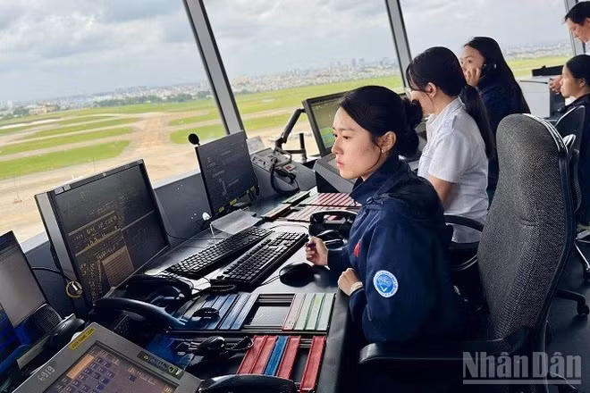 Kíp trực Kiểm soát không lưu tại Đài Kiểm soát không lưu Tân Sơn Nhất sẵn sàng thực hiện nhiệm vụ, bảo đảm an toàn, điều hòa hoạt động bay trong dịp cao điểm Quốc khánh 2/9. (Ảnh: THUỲ DUNG).