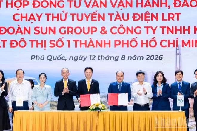 Tập đoàn Sun Group ký Hợp đồng tư vấn vận hành, đào tạo và chạy thử tuyến tàu điện LRT với Công ty Đường sắt đô thị số 1 Thành phố Hồ Chí Minh. (Ảnh: DƯƠNG NA)