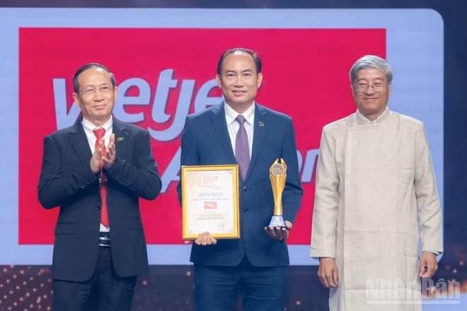 Đại diện Vietjet nhận giải thưởng “Dấu ấn Thương hiệu Việt hướng tới tăng trưởng xanh” tại Lễ vinh danh Made by Vietnam 2026 - Dấu ấn Thương hiệu Việt.