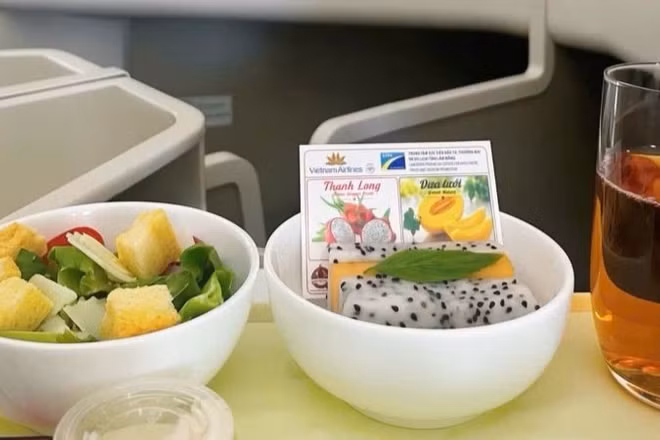 Thanh long Phú Hội và dưa lưới được phục vụ tới hành khách hạng Thương gia trên các chuyến bay nội địa và quốc tế từ ngày 23-31/8/2026. (Ảnh: TRUNG PHONG)