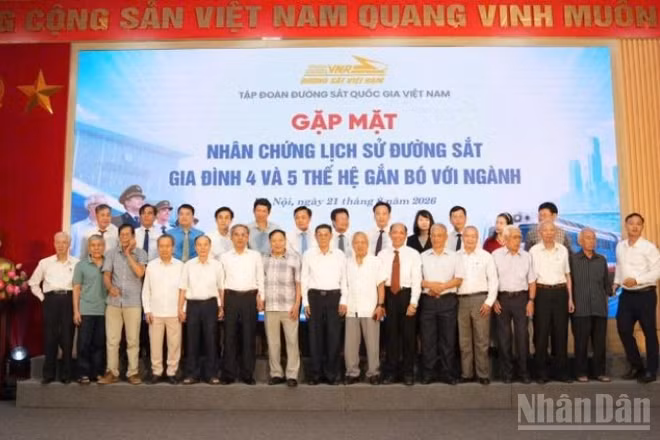 Tập đoàn Đường sắt quốc gia Việt Nam gặp gỡ, tri ân các nhân chứng lịch sử, các gia đình có 4, 5 thế hệ gắn bó với ngành. (Ảnh: NHẬT MINH)