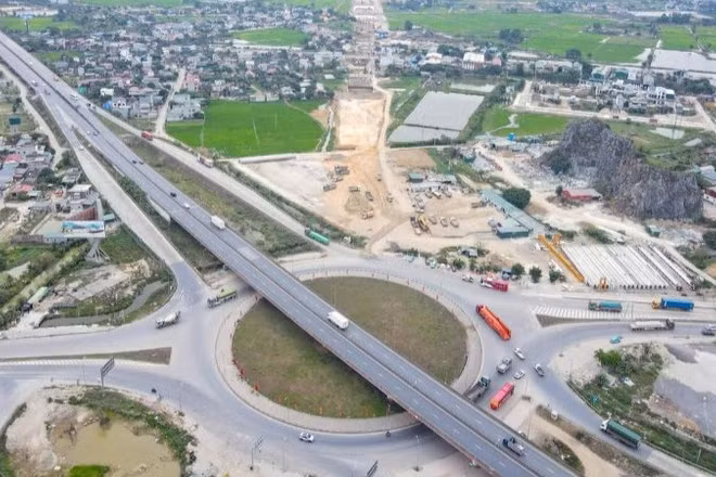 Tuyến đường bộ cao tốc Ninh Bình-Hải Phòng là một trục giao thông chiến lược, kết nối các tỉnh ven biển phía bắc với trục cao tốc bắc-nam. (Ảnh: NGỌC BIỂN)