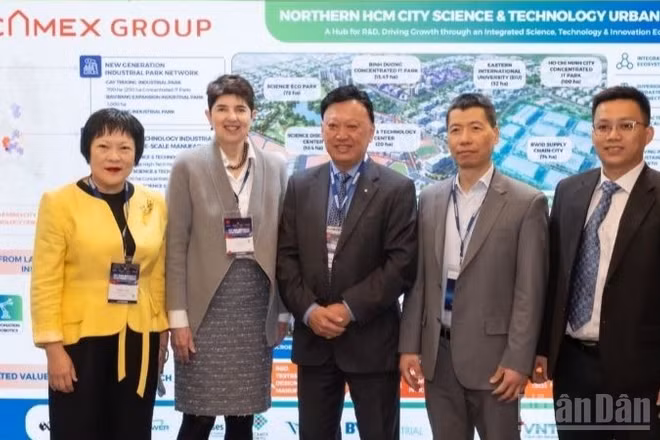 Trái sang phải: Bà Sunny Yang, Phó Chủ tịch Ban Quan hệ Quốc tế Monash; Giáo sư Robyn Ward, Monash; ông Francis Wong, đại diện Becamex IDC; Giáo sư Vũ Hải, Monash và ông Kiều Mạnh Kha, Becamex. (Ảnh: Đại học Monash)
