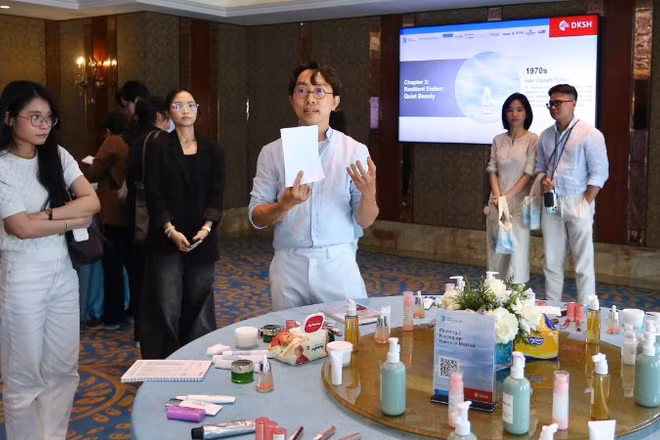 Đại diện DKSH Việt Nam giới thiệu về một số mỹ phẩm trên thị trường.