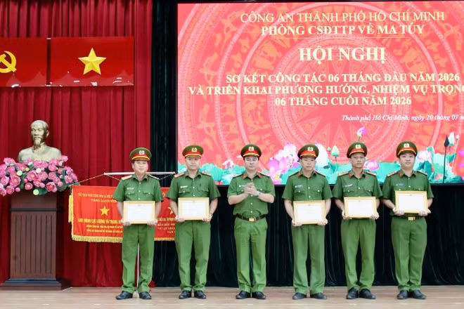 Các cá nhân có thành tích xuất sắc trong công tác phòng, chống tội phạm và tệ nạn ma túy 6 tháng đầu năm 2026 nhận giấy khen của Giám đốc Công an Thành phố Hồ Chí Minh.