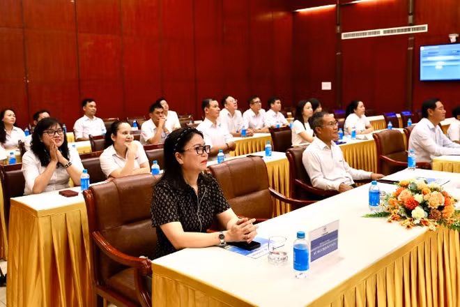 Các đại biểu dự chương trình quay số. 