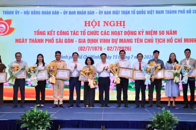 Các tập thể được khen thưởng trong chuỗi hoạt động kỷ niệm 50 năm Ngày Thành phố Sài Gòn-Gia Định vinh dự mang tên Chủ tịch Hồ Chí Minh.