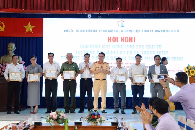 Ủy ban nhân dân phường Cát Lái tặng Bằng khen các tập thể, cá nhân có thành tích xuất sắc trong công tác bồi thường, hỗ trợ, tái định cư và giải phóng mặt bằng đối với 3 dự án.
