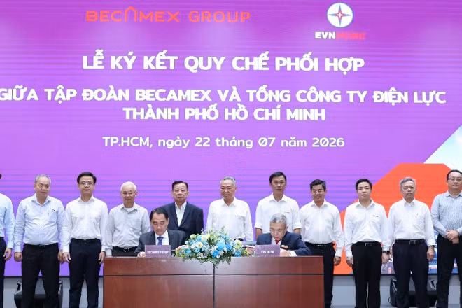 Lãnh đạo EVNHCMC và Becamex Group ký kết và chứng kiến nghi thức ký kết Quy chế phối hợp giữa hai đơn vị.