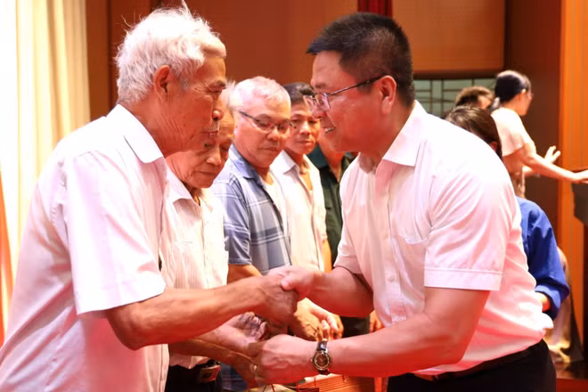 Phó Giáo sư, Tiến sĩ Nguyễn Xuân Phương, Hiệu trưởng Trường đại học Giao thông Vận tải Thành phố Hồ Chí Minh trao quà cho các gia đình chính sách trên địa bàn xã Nghĩa Trụ, tỉnh Hưng Yên.