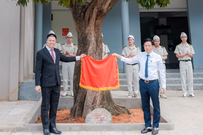 Phó Giáo sư, Tiến sĩ Nguyễn Xuân Phương, Hiệu trưởng Trường đại học Giao thông Vận tải Thành phố Hồ Chí Minh và lãnh đạo Ủy ban nhân dân tỉnh Hưng Yên trồng cây nhãn lồng tại khuôn viên nhà trường.