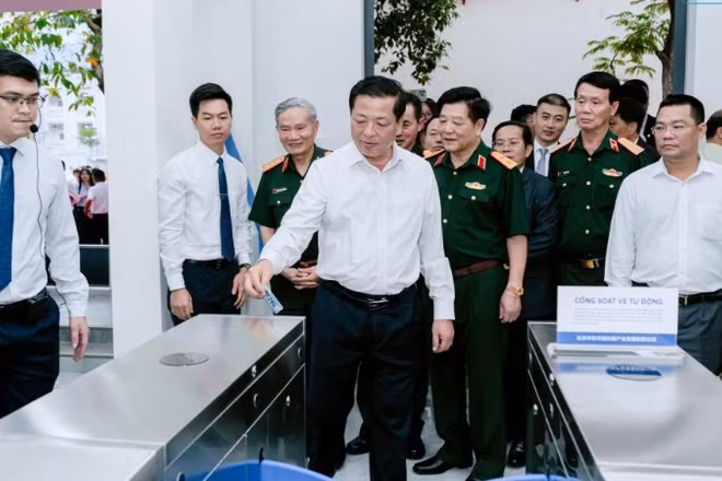Bộ trưởng Xây dựng Trần Hồng Minh sử dụng thẻ đi tàu thông minh trong phòng mô phỏng tại UTH. (Ảnh: UTH)