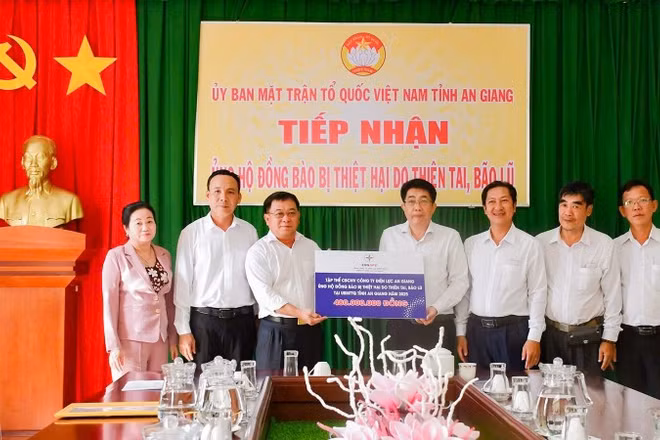 Lãnh đạo Công ty Điện lực An Giang trao bảng tượng trưng kinh phí hỗ trợ đồng bào bị thiệt hại do thiên tai, bão lũ tại Ủy ban Mặt trận Tổ quốc Việt Nam tỉnh An Giang.