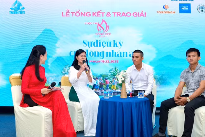 Các đại biểu giao lưu, chia sẻ tại chương trình.