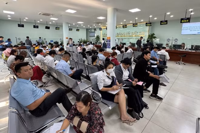Người dân làm thủ tục hành chính tại Văn phòng đăng ký đất đai.