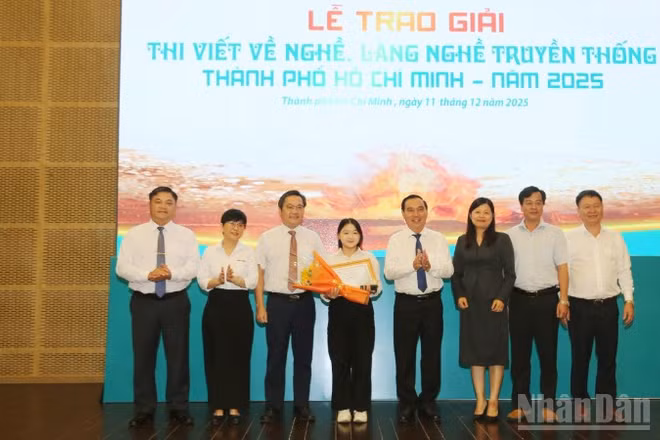 Ban tổ chức chụp ảnh kỷ niệm cùng tác giả đoạt giải Nhất.