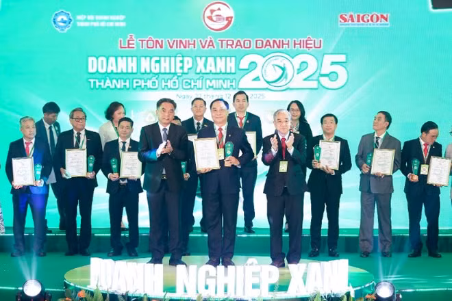 Đại diện lãnh đạo EVNHCMC nhận danh hiệu Doanh nghiệp xanh. 