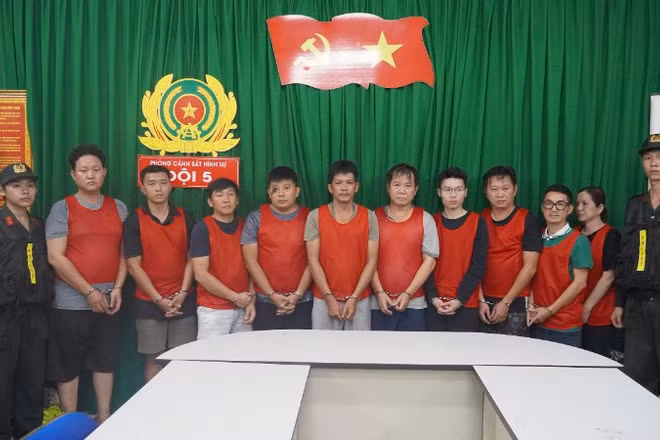 Các đối tượng tại cơ quan chức năng. (Ảnh: Công an cung cấp)