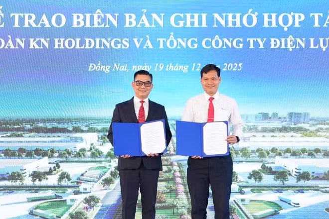 Ông Bùi Quốc Hoan, Phó Tổng Giám đốc Tổng công ty Điện lực miền nam và ông Trần Quốc Thanh, Phó Tổng Giám đốc Tập đoàn KN Holdings trao biên bản ghi nhớ hợp tác.
