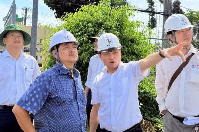Ông Nguyễn Phước Đức, Tổng Giám đốc Tổng công ty Điện lực miền nam (thứ 2 từ phải sang) kiểm tra tiến độ công trình trên địa bàn tỉnh Vĩnh Long.