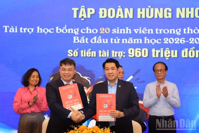 Đại diện Quỹ Vừ A Dính ký kết nhận tài trợ từ Tập đoàn Hùng Nhơn. 